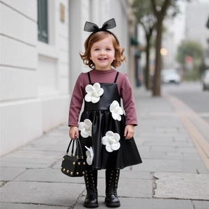 Détail d'un ensemble robe en similicuir pour filles avec fleurs 3D et perles décoratives