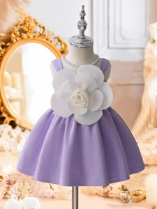 Abito da cerimonia per bambina color lavanda con grande fiore 3D bianco e gonna a pieghe