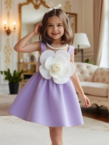 Elegante abito viola da principessa per bambina con grande rosa 3D bianca e linea ad A