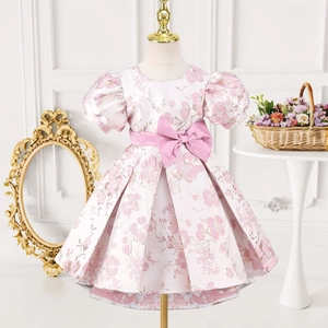 Détails de la robe princesse pour fille avec manches bouffantes et motif floral jacquard