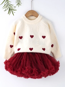 Mädchen Set aus cremefarbenem Strickpullover mit Herzen und burgunderfarbenem Tüllrock