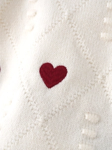 Mädchen Strickpullover in Creme mit Rautenmuster und roter Herzbestickung im Detail