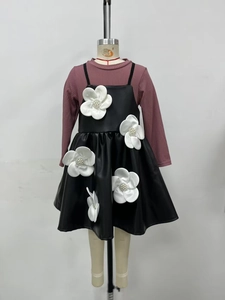 Détails de fleurs 3D blanches avec perles sur la jupe noire en similicuir