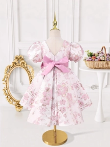 Robe de princesse rose à fleurs jacquard avec manches bouffantes et nœud satin