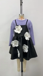 Détail du haut en tricot et robe en cuir pour fille avec fleurs 3D et perles