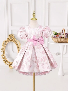 Robe de princesse rose à fleurs pour fille avec manches bouffantes et nœud sur mannequin