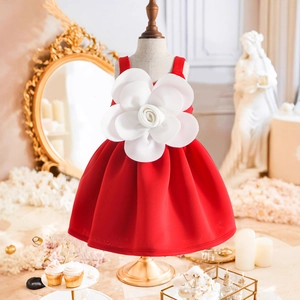 Abito formale rosso da bambina senza maniche con grande fiore di camelia 3D bianco