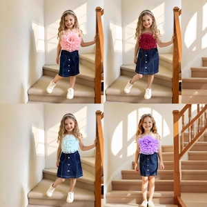 Détail de la jupe en jean avec poches en forme de cœur et boutons sur le devant