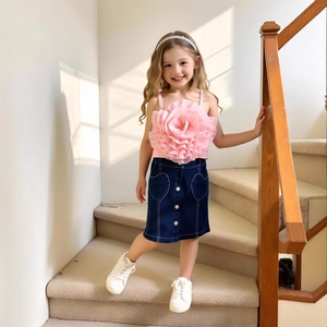 Détail du haut à fleur 3D rose et jupe en jean avec poches en cœur pour fille