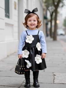 Ensemble fille avec robe en similicuir à fleurs et haut bleu à manches longues