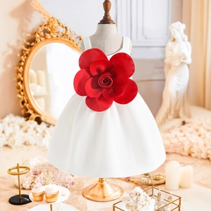 Dettaglio di un vestito da principessa bianco per bambina con grande rosa rossa 3D e volant