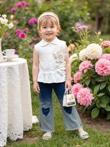 Modisches Mädchen-Set mit weißem Oberteil mit Blumen und Herz-Jeans mit Farbverlauf
