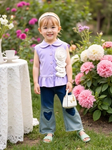 Mädchen Set mit lila ärmellosem Blumenhemd und Herz-Patchwork Jeans mit Farbverlauf