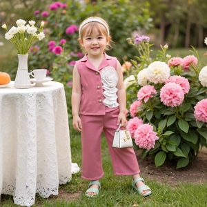 Détail de l'ensemble d'été rose pour filles avec gilet sans manches et grande fleur 3D blanche