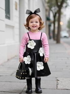 Haut rose à manches longues et robe chasuble en cuir noir avec fleurs de camélia 3D