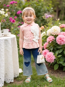 Mädchen-Set mit rosa Blumen-Ärmelloses-Hemd und Verlaufs-Herz-Schlagjeans-Hose