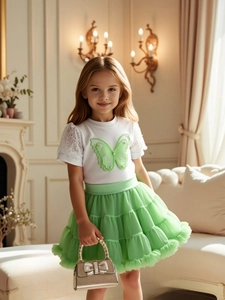 Ensemble d'été fille avec t-shirt papillon en dentelle et jupe tutu verte à volants