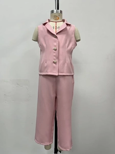 Vue détaillée de l'ensemble rose pour fille avec boutons perlés et texture