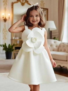 Abito da principessa bianco senza maniche per bambina con fiori 3D e gonna a trapezio