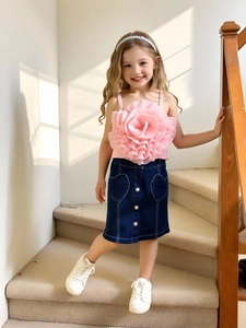 Ensemble fille avec haut à fleur 3D rose et jupe en jean à poches cœur bleues