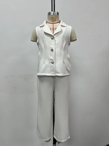 Détail du haut blanc sans manches et du pantalon droit pour filles à col classique