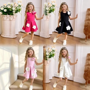 Détail des fleurs 3D sur la robe trapèze sans manches pour filles en quatre coloris