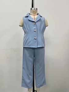 Détail du gilet de costume bleu clair pour filles avec boutons en perles et pantalon