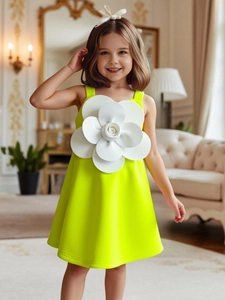 Abito estivo senza maniche per bambina giallo con grande fiore 3D e bordo a balze