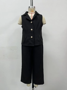 Détail du gilet noir sans manches pour fille avec boutons nacrés et pantalon large