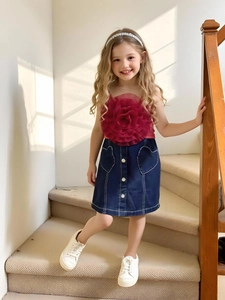 Ensemble fille avec haut rouge à fleur et jupe en jean avec poches cœur et boutons