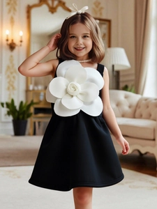 Elegante abito nero senza maniche da bambina con grande fiore bianco 3D per cerimonie