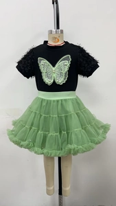 Détail du T-shirt noir fille avec papillon en tulle vert et jupe tutu assortie