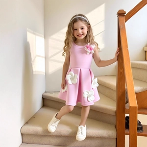 Détail de la robe de princesse rose sans manches pour fille avec fleurs 3D et tissu luxe