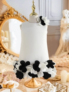 Gros plan sur une élégante robe blanche sans manches avec des appliques florales en 3D