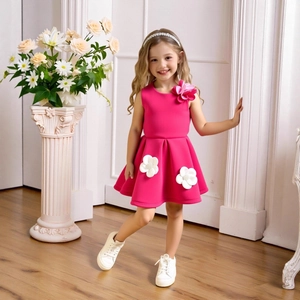 Détails d'une robe de princesse rose pour fille avec appliques florales 3D et jupe plissée