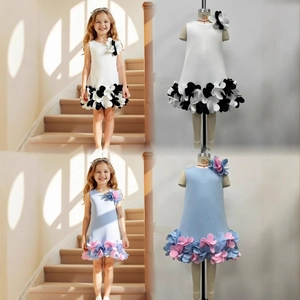 Détail d'une robe trapèze sans manches pour fille avec pétales 3D et couches élégantes