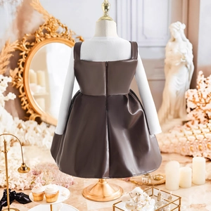 Vue détaillée du dos d'une robe enfant en simili cuir avec fermeture invisible
