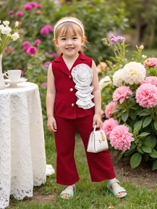 Ensemble élégant pour fille avec gilet bordeaux sans manches et pantalon évasé à fleur 3D