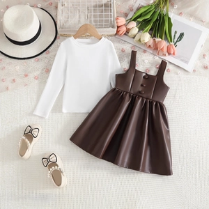 Mise à plat de haut en tricot blanc et robe en cuir PU marron pour fille avec chaussures