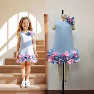 Vue détaillée de la robe bleue pour fille avec appliques florales 3D et tulle fin
