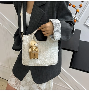 Détail du sac seau plissé blanc avec charm ours et texture gaufrée de style coréen