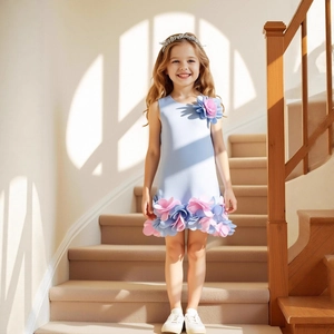 Gros plan des fleurs 3D sur une robe de princesse sans manches bleu clair pour fille