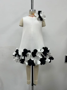 Détails de pétales de fleurs 3D noirs et blancs sur une robe blanche sans manches