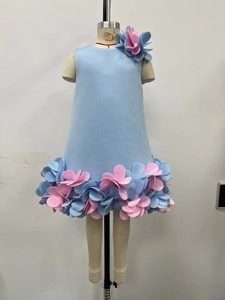 Détail de robe de princesse avec appliques de fleurs 3D roses et bleues