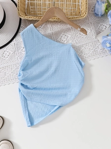 Completo estivo da ragazza con top monospalla in seersucker azzurro e gonna di jeans