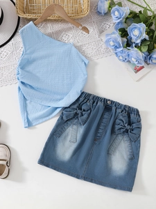 Completo bambina con top monospalla a sbuffo e gonna in denim con fiocchi