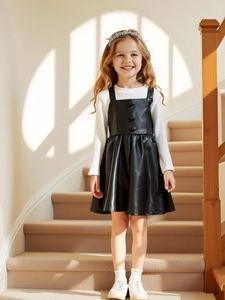 Ensemble fille avec haut blanc à col roulé et robe chasuble en similicuir noir élégante
