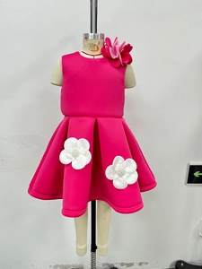 Vue détaillée de la robe rose pour fille avec décolleté floral 3D et grandes fleurs en perles