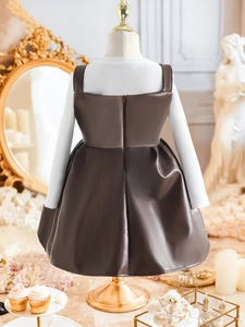Ensemble 2 pièces fille: pull en maille blanc et robe chasuble en similicuir marron