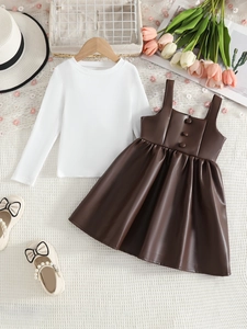 Ensemble d'automne pour filles avec haut en maille blanc et jupe plissée à bretelles en cuir PU
